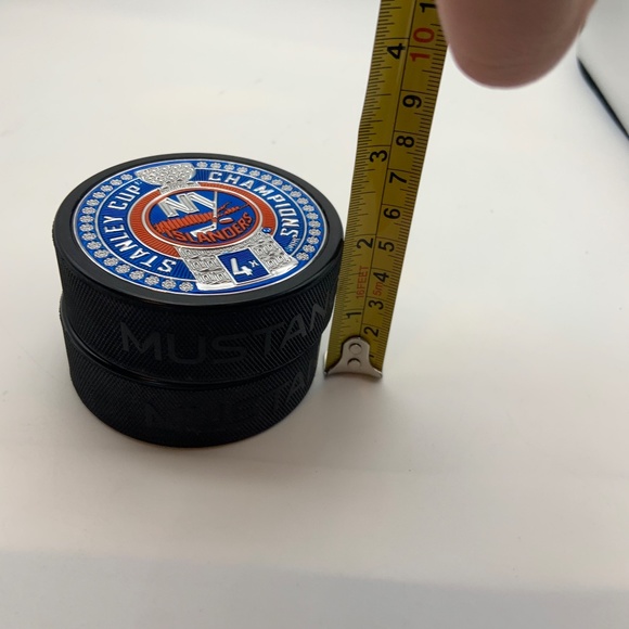 New York Islanders Stanley Cup Champions Embossed Collectible Puck - Picture 14 of 15